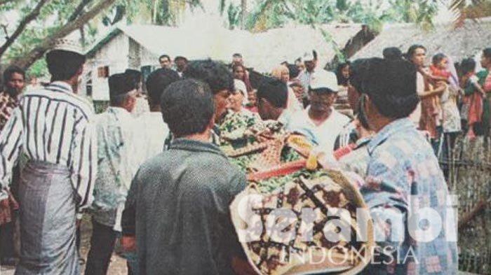 FOTO DOK SERAMBI INDONESIA - Nurdin (18) penduduk Desa Simpang Tiga, Kecamatan Julok Aceh Timur yang tewas tertembak dalam mobil dalam perjalanan pulang usai Dakwah di depan kantor Koramil Darul Aman sedang diusung warga.

Tragedi itu merupakan sebuah peristiwa pembantaian sipil yang terjadi tanggal 3 Februari 1999 di Idi Cut, Aceh Timur, saat dulu Aceh masih konflik.