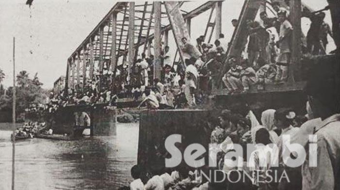 TRAGEDI ARAKUNDO - Saban hari, makin ramai saja pengunjung yang mendatangi jembatan Arakundoe Sebab, di lokasi inilah gencar dilakukan pencarian mayat korban Insiden Idi Cut, Aceh Timur, yang setelah dibantai dibuang ke sungai Lokasi ini terpaut 23 kilometer dari tempat kejadian Kemarin, diperkirakan 5.000 warga memadati jembatan yang Rabu lalu masih berlumur darah itu.