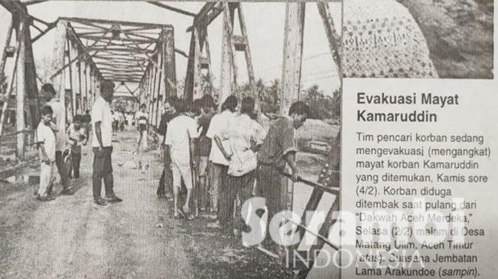 Evakuasi Mayat Kamaruddin

Tim pencari korban sedang mengevakuasi (mengangkat) mayat korban Kamaruddin yang ditemukan, Kamis sore (4/2). Korban diduga ditembak saat pulang dari 