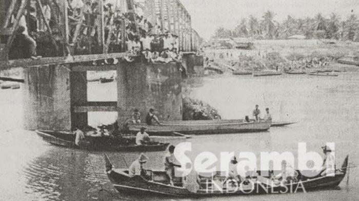 TRAGEDI ARAKUNDO - Tim pencari korban tragedi Idi Cut yang dibuang ke sungai Arakundoe sedang memancing korban di dasar sungai sedalam 20 meter. Sampai sore kemarin kegiatan mereka terus dilakukan yang ikut disaksikan ribuan warga.

3 Februari 1999 lalu, ada banyak darah segar dari rakyat sipil yang bercucuran akibat tragedi pembantaian yang terjadi di kawasan Idi Cut, Aceh Timur