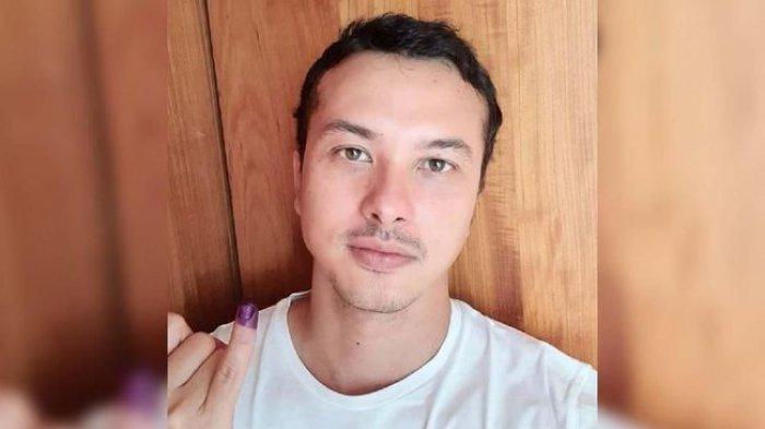 Aktor Nicholas Saputra mengunggah swafoto untuk pertama kalinya di Instagram usai menggunakan hak suara di Pemilu 2019.