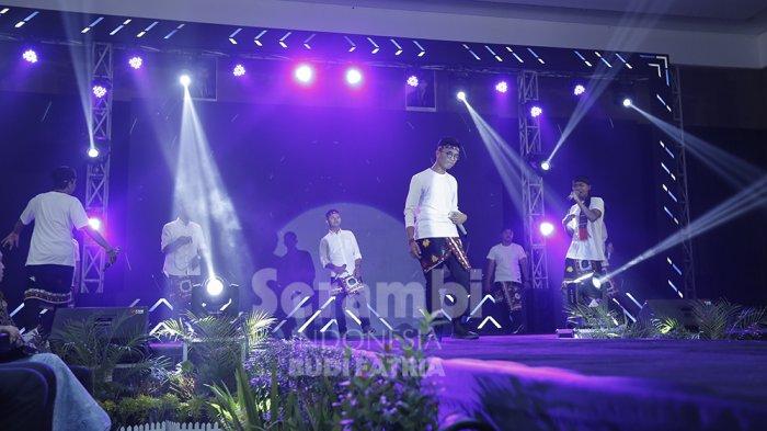 Orang hutan squad tampil pada pada malam grand final yang berlangsung di Hermes Palace Hotel, Banda Aceh, Rabu (11/9/2019).
