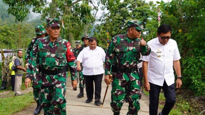 Irdam IM Brigjen TNI Yudi Yulistianto (kedua dari kanan) berfoto bersama Pj Bupati Gayo Lues, Alhudri, Danrem 011/LW Kolonel Inf Ali Imran (ketiga kanan), Dandim 0113/Gayo Lues, Letkol Czi Yanfri Satria Sanjaya, dan Kapolres Gayo Lues, AKBP Setiyawan Eko Prasetya disela-sela penutupan TMMD Reguler ke-120 di Kampung Kendawi, Dabun Gelang, Gayo Lues, Jumat (7/6/2024). Foto Penrem 011/LW