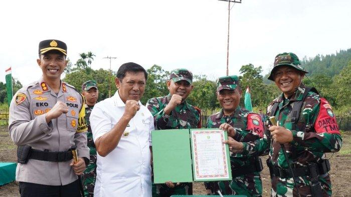 Irdam IM Brigjen TNI Yudi Yulistianto (kedua dari kanan) berfoto bersama Pj Bupati Gayo Lues, Alhudri, Danrem 011/LW Kolonel Inf Ali Imran (ketiga kanan), Dandim 0113/Gayo Lues, Letkol Czi Yanfri Satria Sanjaya, dan Kapolres Gayo Lues, AKBP Setiyawan Eko Prasetya disela-sela penutupan TMMD Reguler ke-120 di Kampung Kendawi, Dabun Gelang, Gayo Lues, Jumat (7/6/2024). Foto Penrem 011/LW