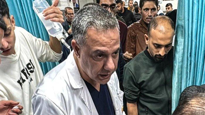 Hussam Abu Safiya, direktur rumah sakit Kamal Adwan di Gaza, mengawasi perawatan seorang pria Palestina yang terluka dalam serangan Israel di Beit Lahia di Jalur Gaza utara, pada 21 November 2024.