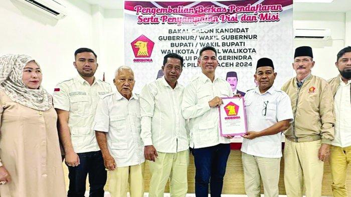 Bakal calon bupati Aceh Tenggara, dr Pandi Sikel menyerahkan berkas pendaftaran kepada Ketua Tim Penjaringan Bakal Calon Kepala Daerah Partai Gerindra Aceh Nasrul Sufi didampingi bersama sekretaris tim Mahfudz Y  Loethan, Wakil Ketua Gerindra Aceh, Maulisman Hanafiah, dan pengurus lainnya di kantor partai tersebut, Minggu (26/5/2024).