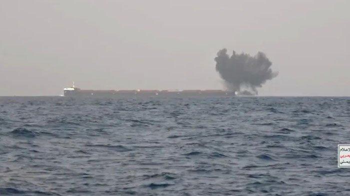 Asap mengepul setelah serangan Houthi terhadap MV Tutor milik Yunani di Laut Merah pada bulan Juni 2024, seperti yang terlihat dalam tangkapan layar yang diperoleh dari sebuah video.