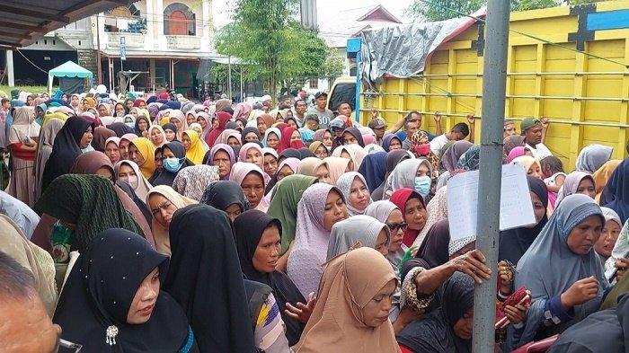 Ibu-ibu antre di salon murah meriah di kecamatan gurah
