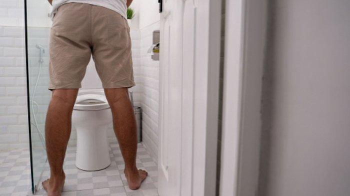 Ilustrasi pria kencing di toilet