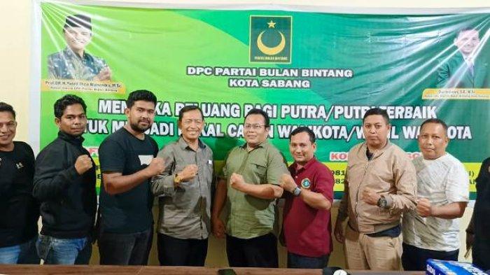 Pasangan calon Wali Kota dan Wakil Wali Kota Sabang, Zulkifli H Adam dan Suradji Junus bersama Ketua Partai PBB, Raja Darmawan dan Ketua Partai PAN, M. Rizki Setiawan bersama Timses foto bersama usai konferensi pers, Kamis (28/11/2024) malam