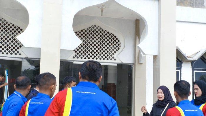 Indomaret dan Unilever Gelar Gerakan Masjid Bersih 2025, Bersihkan Masjid Baitul’Allam di Banda Aceh