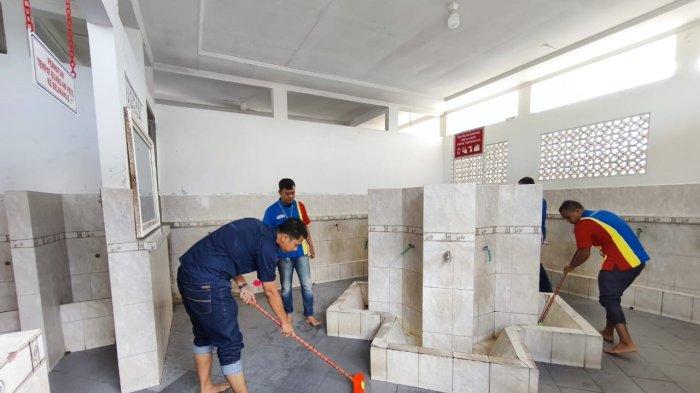 Indomaret dan Unilever Indonesia Lakukan Bersih-Bersih Masjid dalam Rangkaian Gerakan Masjid Bersih 2025