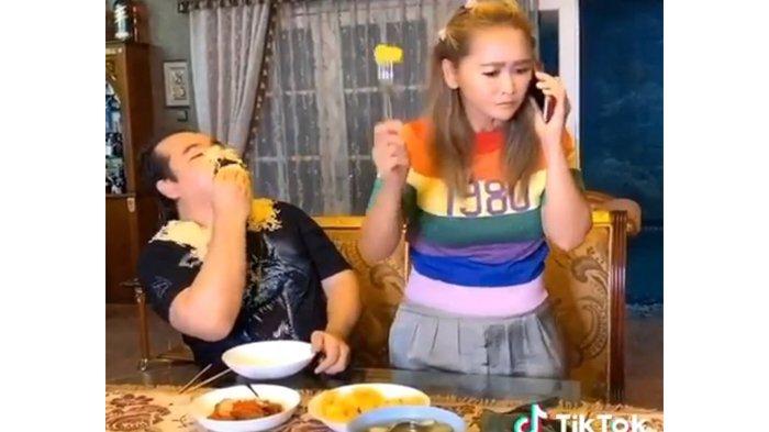 Makan bersama sang suami di meja makan lengkap dengan sajian lauk-pauk, Inul Daratista tampak menerima sebuah telepon dan tidak sengaja menumpahkan mie instan ke wajah suami.