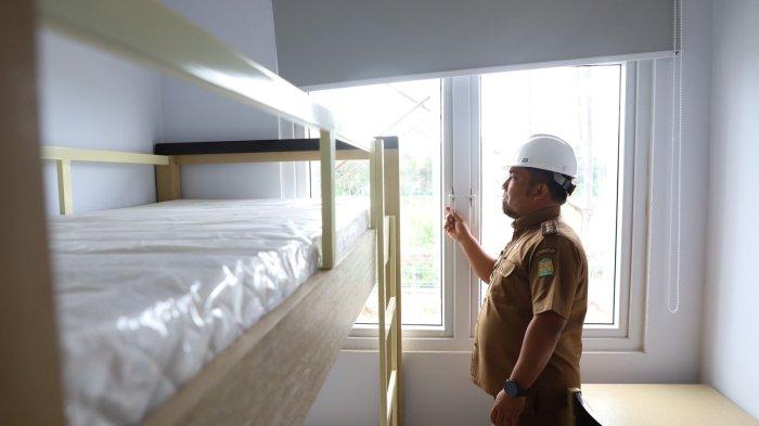 Pj Bupati Aceh Besar Muhammad Iswanto SSTP MM didampingi Kalaksa BPBD Aceh Besar Ridwan Jamil SSos MSi, Kadisparpora Aceh Besar Abdullah SSos, serta Kabag Prokopim Sekda Aceh Besar Imam Munandar STP, meninjau Wisma Atlet Dayung atau Rumah Susun ASN PUPR di Ingin Jaya, Aceh Besar, Selasa (27/8/2024).
FOTO/ PROKOPIM PEMKAB ACEH BESAR