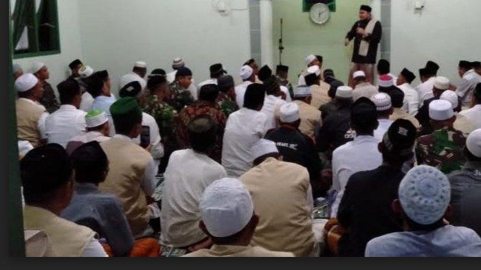 Jamaah Masjid Kecamatan Pare Sedang Shalat Jumat