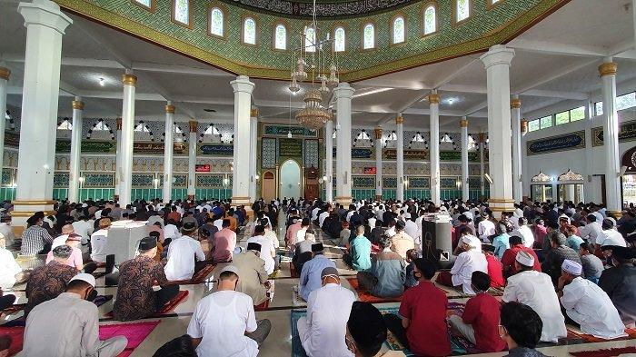 Pelaksanaan shalat jamaah Idul Fitri 1441 Hijriah yang digelar di Masjid Agung Ruhama, Kota Takengon, Minggu (24/5/2020)