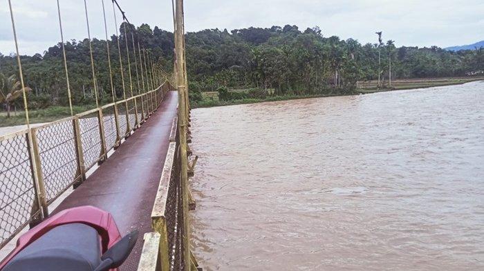 Satu unit jembatan gantung Penghubung Desa Canggai dan Jambatan di Kecamatan Pante Ceureumen, Kabupaten Aceh Barat, Rabu (13/11/2024) terancam erosi yang dapat merobohkan abutment.