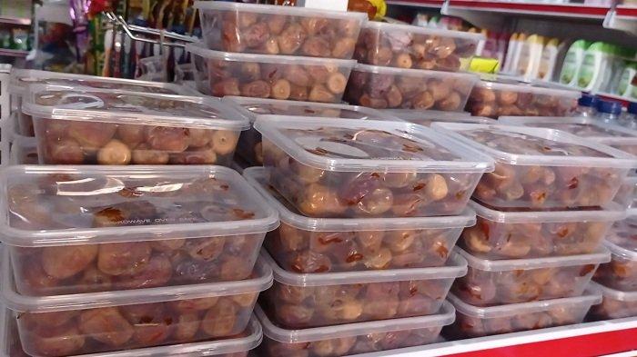 Kurma dengan berbagai jenis disimpan dalam box yang tersusun susun rapi di toko milik Husaini di Takengon, Aceh Tengah, Rabu (6/4/2022).