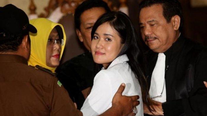 Jessica Kumala Wongso usai menjalani sidang putusan di Pengadilan Negeri Jakarta Pusat, Kamis (27/10/2016). Hakim memberikan vonis 20 tahun penjara karena Jessica dianggap bersalah dan memenuhi unsur dalam Pasal 340 Kitab Undang-Undang Hukum Pidana (KUHP) tentang Pembunuhan Berencana.(KOMPAS.com / GARRY ANDREW LOTULUNG)