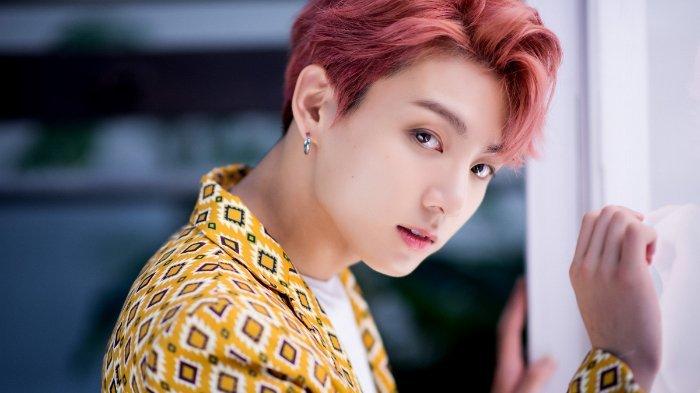Jungkook BTS terpilih menjadi pria tertampan di dunia versi majalah Amerika Gazette Review, kalahkan aktor Hollywood Channing Tatum.