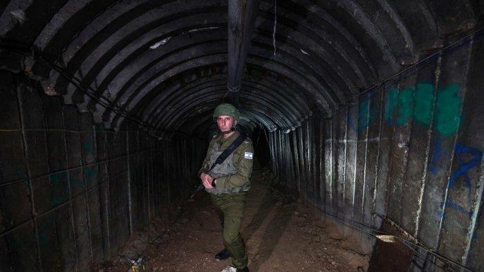 Dalam gambar yang diambil selama tur media yang diselenggarakan oleh militer Israel pada 15 Desember 2023, juru bicara militer Daniel Hagari berdiri di sebuah terowongan yang dilaporkan digunakan Hamas untuk menyerang Israel melalui penyeberangan perbatasan Erez pada 7 Oktober.