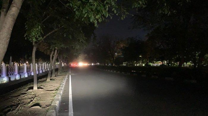 LAMPU JALAN PADAM – Kondisi lampu jalan pada sejumlah titik Kota Banda Aceh yang sempat padam. Foto direkam beberapa waktu lalu.