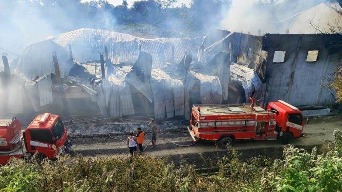 Personel BPBD Aceh Besar memadamkan api di lokasi kandang ayam yang terbakar di Gampong Lam Alieng, Kecamatan Kuta Cot Glie, Aceh Besar, Sabtu (20/1/2024)