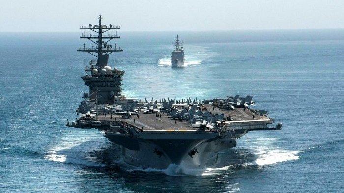 Kapal induk USS Nimitz dan kapal penjelajah berpeluru kendali melalui Selat Hormuz pada 18 September 2020.