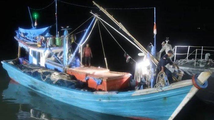 Kedua kapal nelayan tersebut dilaporkan terlihat sekitar 100 km barat daya ujung selatan Phuket.