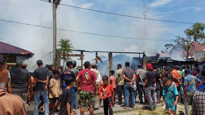 Empat unit rumah dan satu dayah di Dusun  Tgk Dilampoh, Gampong Cot Tarom Tunong, Kecamatan Jeumpa Bireuen sekitar pukul 11.27
WIB, Selasa (04/07/2023) terbakar, sebagian rata dengan tanah sebagian tinggal beton saja.