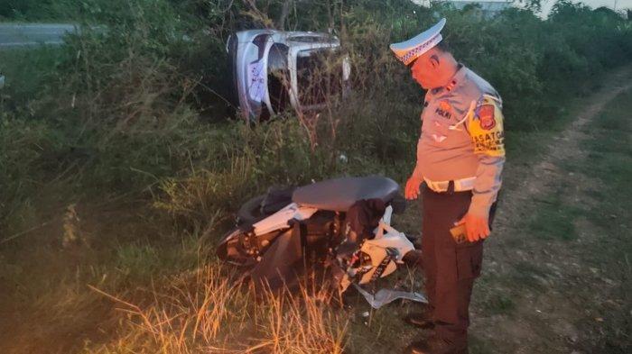 Polisi sedang melihat kendaraan yang kecelakaan di kawasan jalan nasional Banda Aceh - Calang tepatnya di Km 115 Gampong Babah Nipah, Kecamatan Sampoiniet, Aceh Jaya, Minggu (20/10/2024)