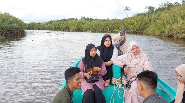 Pengunjung mengamati keindahan pulau sada yang dipenuhi pohon nipah di kawasan Desa Suak Timah, Kecamatan Samatiga, Kabupaten Aceh Barat, Sabtu (12/8/2023).