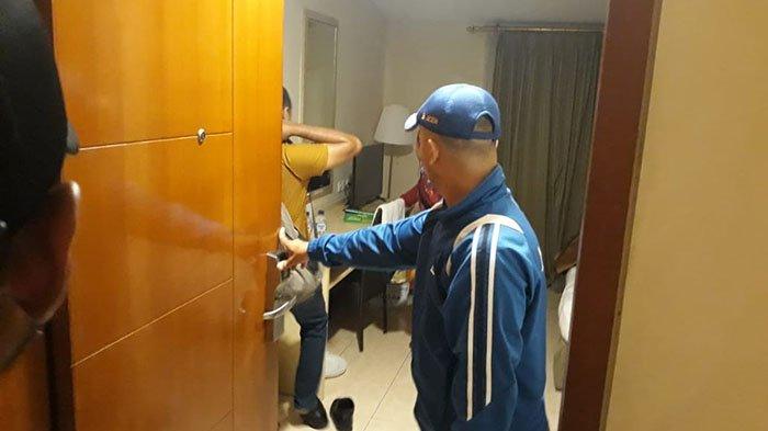 Petugas Satpol PP dan WH Kota Banda Aceh menggerebek oknum kepala sekolah dan wakilnya saat berada dalam satu kamar hotel di kawasan Peunayong, Banda Aceh, Minggu (27/10/2019) dini hari. 