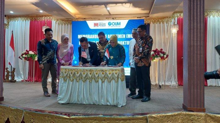 Rektor Universitas Ubudiyah Indonesia (UUI), Prof. Adjuct, Dr. Marniati, S.E., M.Kes dan President/Vice-Chancellor OPEN University Malaysia (OUM), YBhg Prof. Dr. Ahmad Izanee Awang menandatangani MoA kerjasama program Doctoral dan Master di Gedung Plenary Hall Universitas Ubudiyah Indonesia, Jl. Alue Naga Desa Tibang, Kecamatan Syiah Kuala, Kota Banda Aceh, Jumat (16/6/2023).