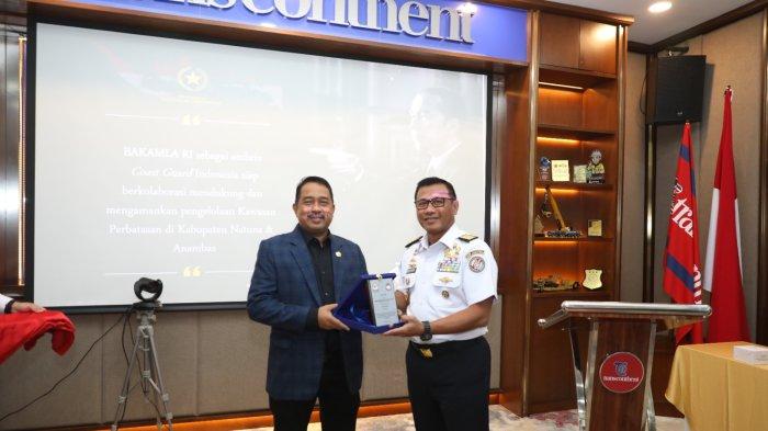 CEO PT Trans Continent Ismail Rasyid SE, MM.Tr  (kiri) menerima plakat dari  Laksamana Muda  Bakamla Dr. Gegorius Agung W.D, M. Tr (Han) di kantor Pusat PT Trans Continent di Jakarta, Selasa 
Selasa (16/7/2024) dalam FGD bertema  Strategi Pengelolaan Kawasan Perbatasan Dalam Rangka Menjaga Keamanan Laut dan Meningkatkan Perekonomian serta Kesejahteraan Masyarakat di Kabupaten Natuna dan Kabupaten Anambas,  Provinsi Kepulauan Riau.