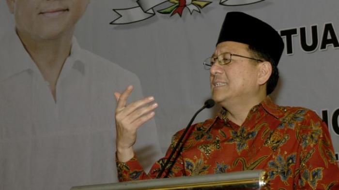 Irman Gusman dituding KPK menerima gratifikasi terkait kuota gula impor Bulog di Sumatera Barat tahun 2012 untuk CV SW.