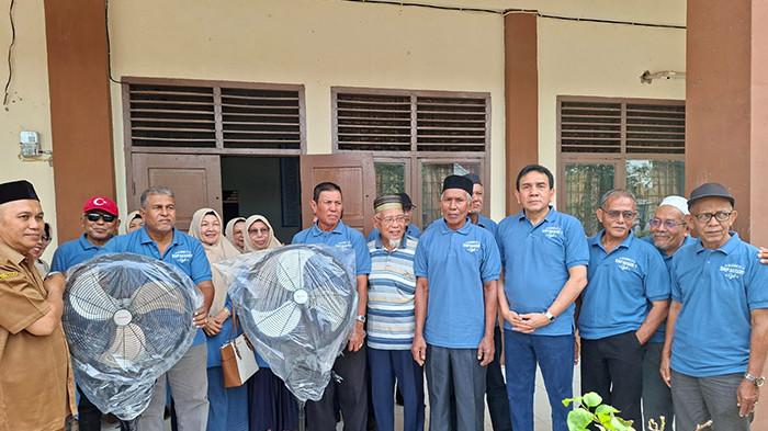 SERAHKAN BANTUAN - Alumni SMP Negeri 1 Sigli, Pidie angkatan tahun 1972 menyerahkan bantuan sebanyak dua buah kipas angin besar kepada sekolah diterima Kepala SMP 1 Sigli, Tarmizi MPd di sekolah setempat, Senin (21/7/2025).