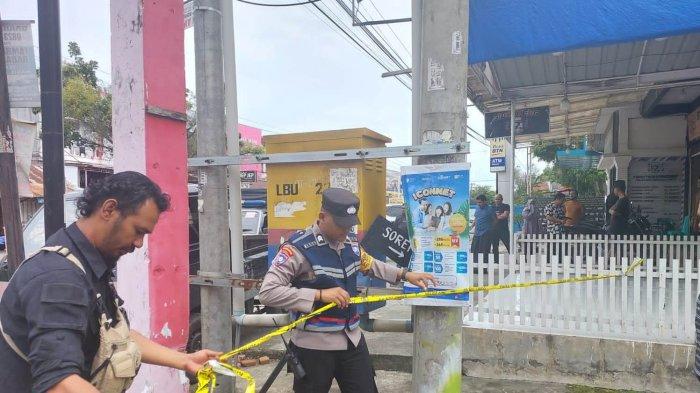 Sebelum ditemukan tak bernyawa, korban diduga sempat menabrak sebuah tiang telekomunikasi saat mobil yang dikemudikannya dari arah Ulee Kareng menuju ke Simpang BPKP itu melambat.