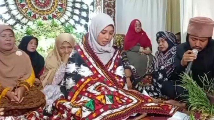 Upuh Ulen-Ulen menyelimuti calaon pengantin (atas), dan