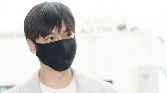 Artis peran Lee Min Ho tiba di Gangnam Ward Office untuk memulai kewajiban pelayanan masyarakat sebagai ganti wajib militer, Jumat (12/5/2017).