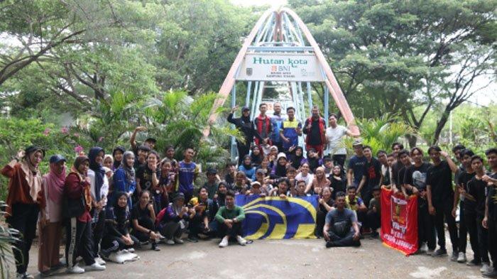 Mahasiswa, staf, dan dosen dari UUI dan UNIMAP berfoto bersama usai kegiatan tanam pohon di Hutan Kota Banda Aceh, Sabtu (8/7/2023).