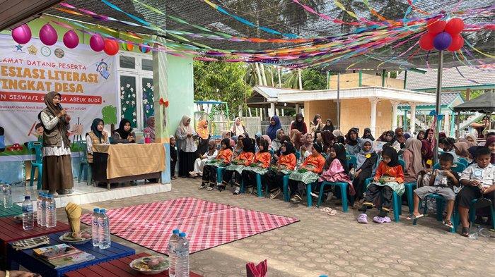 LOMBA LITERASI - Mahasiswa Universitas Syiah Kuala (USK) yang sedang menjalani Kuliah Kerja Nyata (KKN) tematik di Gampong Abeuk Budi Bireuen, 
menggelar lomba literasi untuk anak-anak usia PAUD dan SD, di halama meunasah setempat, Minggu (27/7/2025).