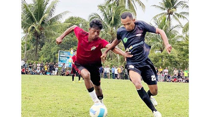 BEREBUT BOLA - Pemain Lampoh Keude FC dan Lamseunong FC saling berebut bola dalam lanjutan babak 16 besar turnamen sepakbola HUT Lamseunong FC di lapangan Gampong Lamseunong, Kuta Baro, Aceh Besar, Minggu (22/10/2023).