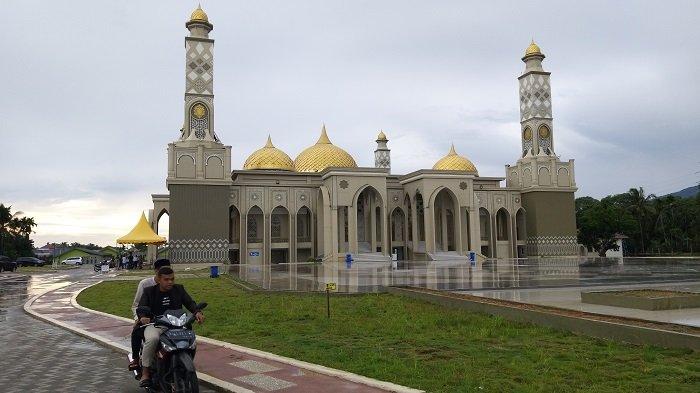 Masjid Agung Baitul Ghafur Abdya berlokasi di Gampong Seunaloh, Blangpidie, berdiri di atas lahan seluas 2,4 hektare diresmikan pada 11 Februari 2020.