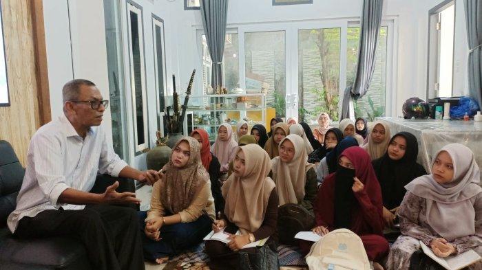 mahasiswa dari berbagai fakultas di lingkungan UIN Ar-Raniry Banda Aceh mengikuti kuliah lapangan ke Rumoh Manuskrip Aceh milik Ir Tarmizi A Hamid di Kawasan Ie Masen Kayee Adang Banda Aceh, Selasa (5/11/2024).