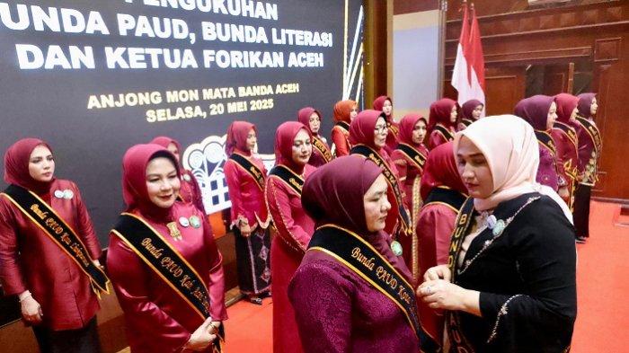 Bunda Paud, Bunda Literasi serta Ketua Forikan Aceh, Ny.Marlina Muzakir, mengukuhkan Bunda Paud, Bunda Literasi, dan Ketua Forum Ikan 16 Kabupaten/Kota se Aceh, di Anjong Mon Mata Banda Aceh, Selasa, (20/5/2025)