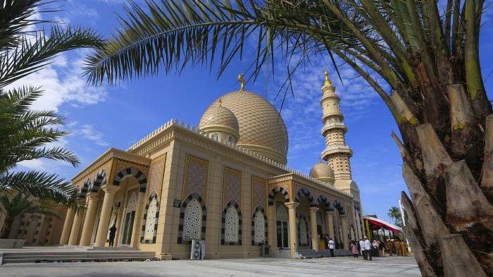 Masjid Haji Keuchik Leumiek, di Gampong Lamseupeung, Kecamatan Lueng Bata, Banda Aceh.