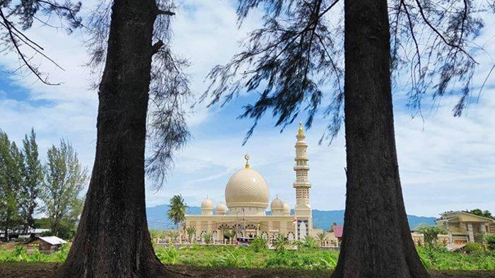Masjid Haji Keuchik Leumiek Lamseupeung Banda Aceh.