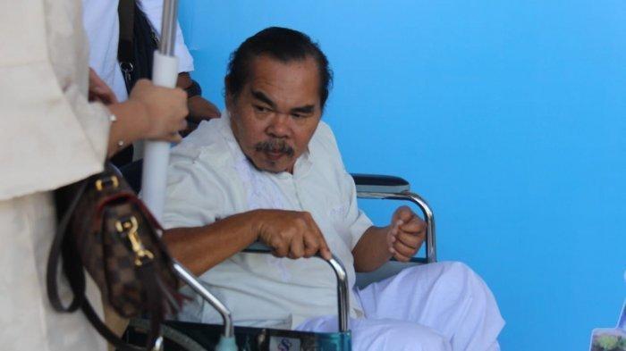 Mat Solar memakai kursi roda saat menghadiri wisuda sang putra, Mikhail Ali Shidqi. (its.ac.id)