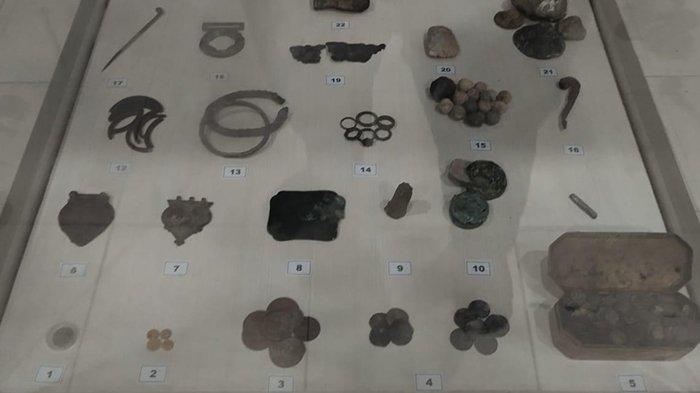 Anjungan Kota Lhokseumawe pamerkan mata uang khusus yang digunakan untuk transaksi di Pelabuhan Lhokseumawe pada zaman dahulu. (SERAMBINEWS.COM/M.AULIA ICHSAN)